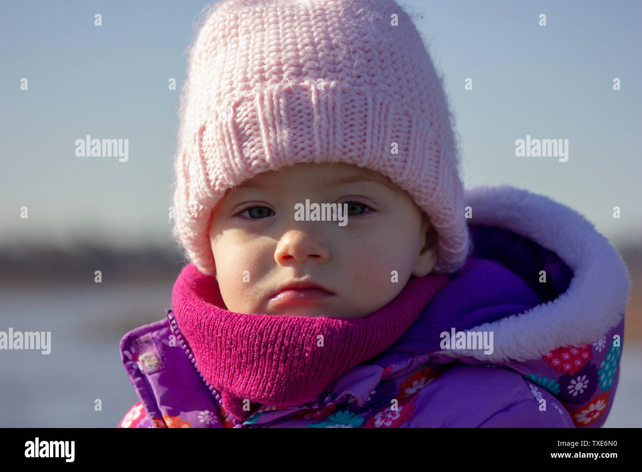 El bebé de 20 meses disfrutando del buen clima del exterior. Niño Niña retratos con luz natural. Little Girl cerrar Picture en la naturaleza, en invierno Foto de stock