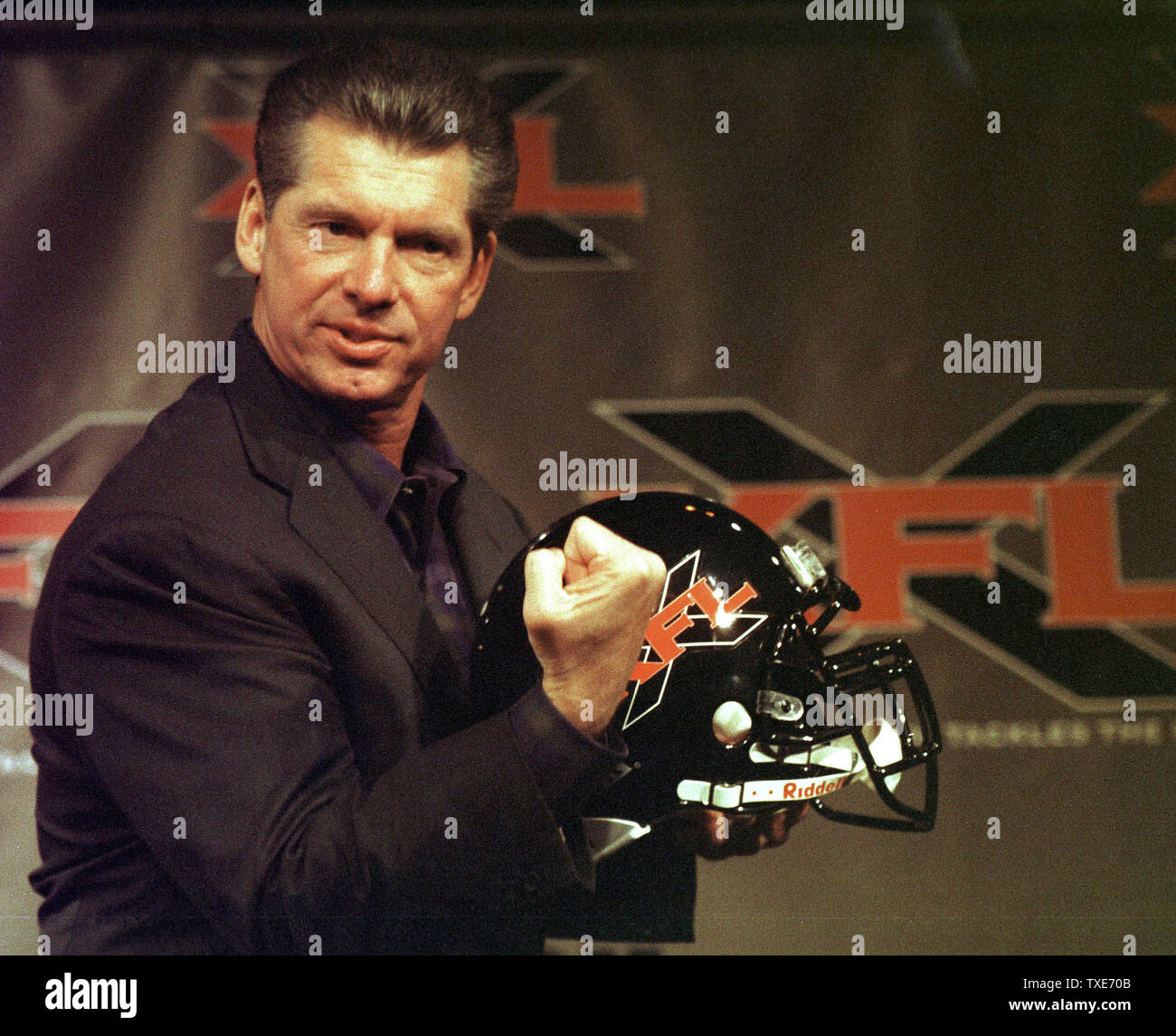 NYP2000020306 - 03 de febrero de 2000 - Nueva York, Nueva York, EE.UU.: Vince McMahon, Presidente de la World Wrestling Federation anuncia, el 3 de febrero, la formación de la XFL, una nueva liga de fútbol programada para comenzar en febrero de 2001. rg/EP/Ezio Petersen UPI Foto de stock