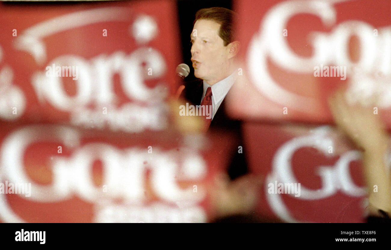 NAS2000012801 - 28 enero, 2000 - Nashua, New Hampshire, EE.UU. el Vicepresidente Al Gore rallyes al final de su speeech democrática a una recaudación de fondos. Gore fue en t a stte campaña nomaination forhis partes, en la primera en la nación principal. rw/app/ Jack Ainsworth UPI Foto de stock