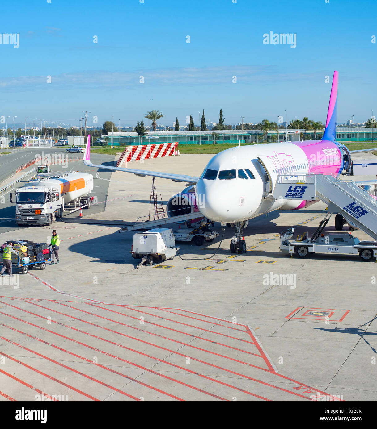 LARNAKA, CHIPRE - Febrero 12, 2019: el avión en el Aeropuerto Internacional de Larnaka geting listo para el vuelo Foto de stock