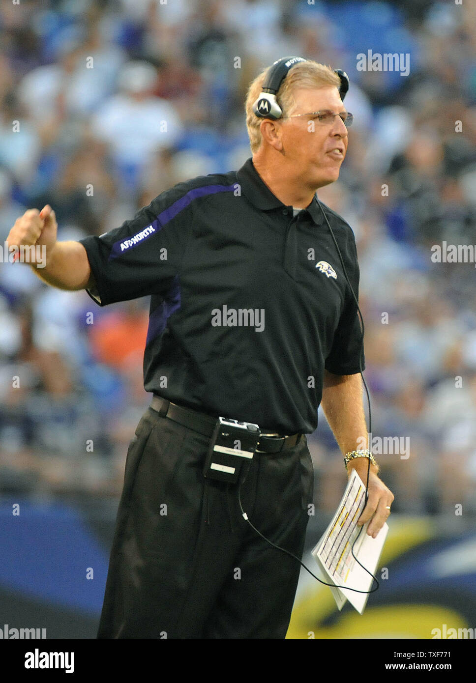 Baltimore Ravens el coordinador ofensivo Cam Cameron lleva su equipo contra  los Washington Redskins en M & T Bank Stadium en Baltimore el 13 de agosto  de 2009. UPI/Kevin Dietsch Fotografía de