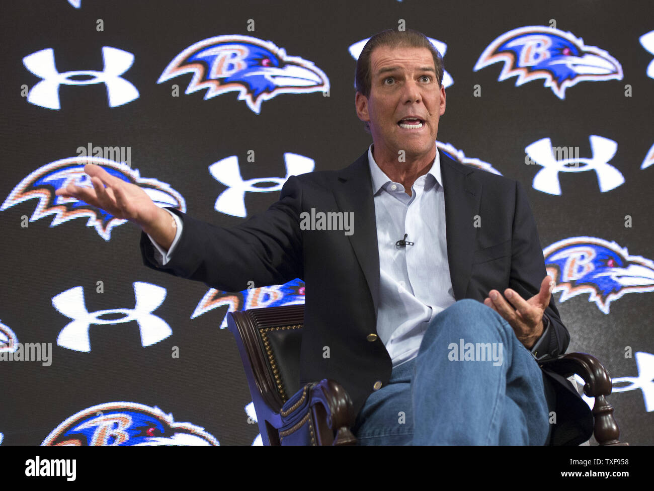 Baltimore Ravens Steve Bisciotti propietario habla con la prensa sobre la  reciente liberación de Ray Rice y el conocimiento del equipo de física del  arroz altercado con su novia, en las instalaciones