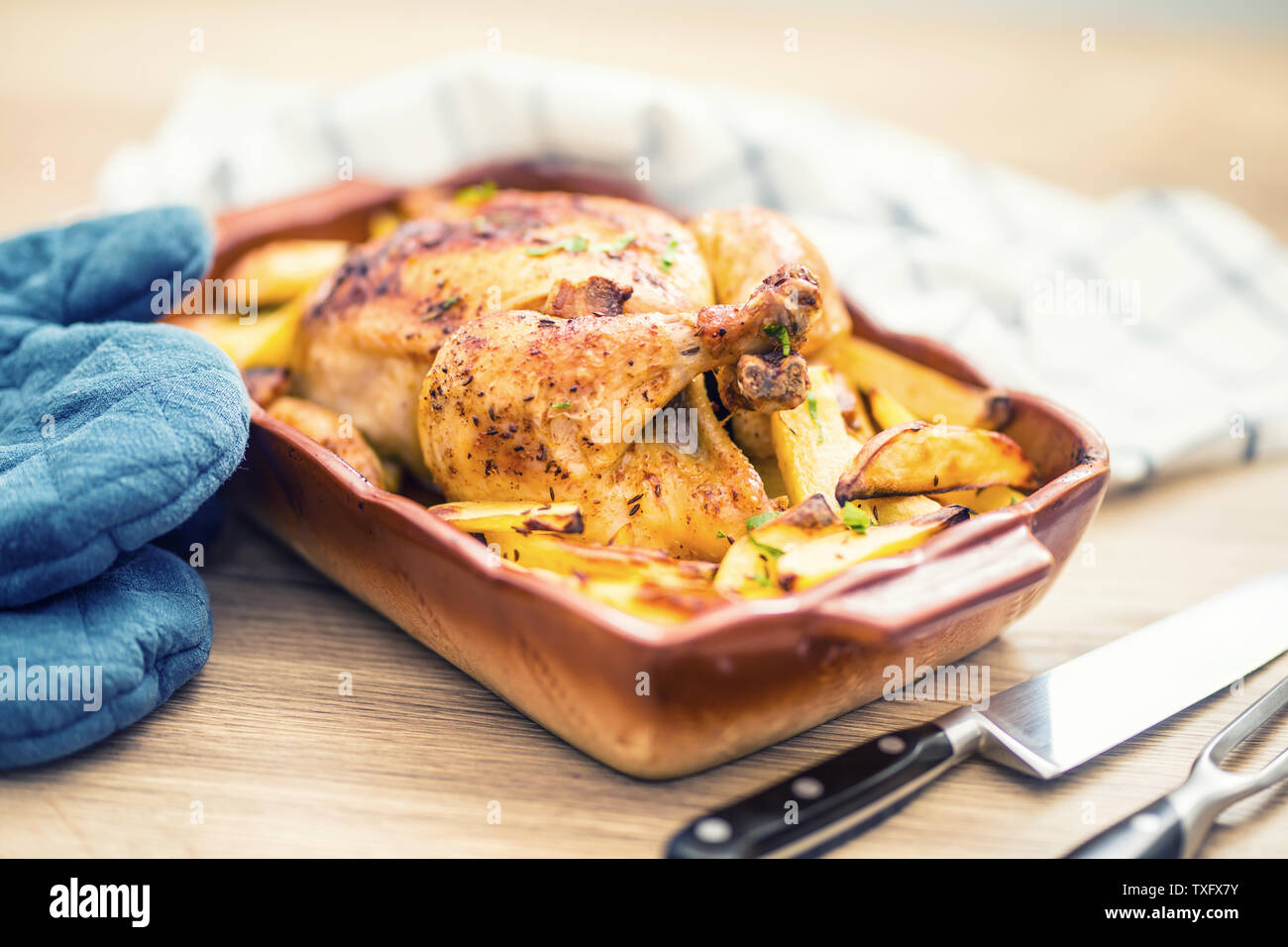 Pollo entero asado con patatas en la bandeja de hornear. Comida sabrosa en  casa sobre la mesada de la cocina Fotografía de stock - Alamy
