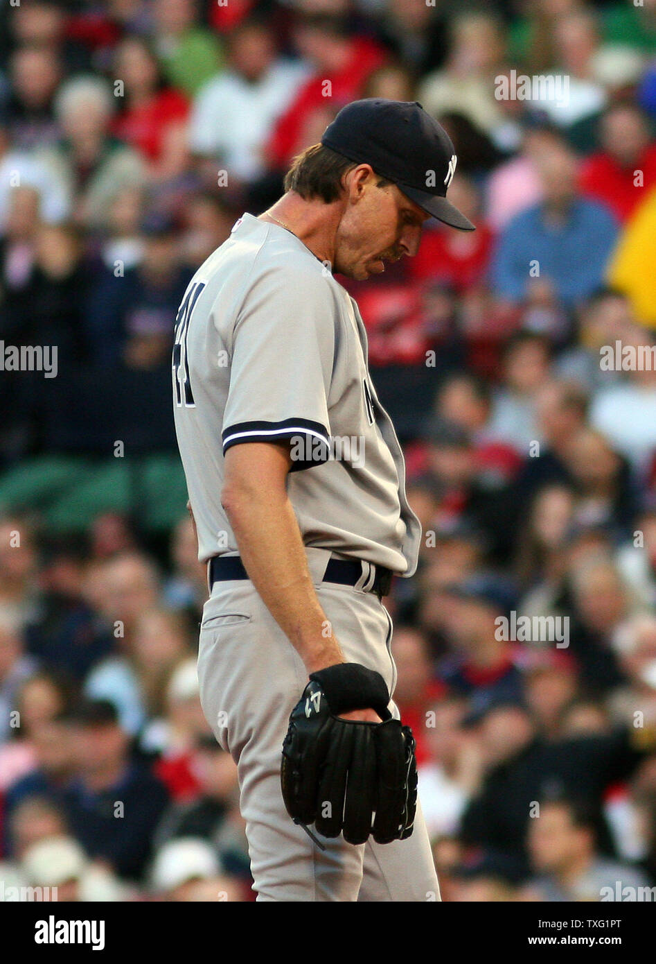 Los Yankees de Nueva York lanzador Randy Johnson cuelga su cabeza durante la segunda entrada después de renunciar a su segundo home run de la noche a la Boston Sox rojo primer baseman Kevin Youkilis en el Fenway Park en Boston, el 24 de mayo de 2006. (UPI foto/Katie McMahon) Foto de stock