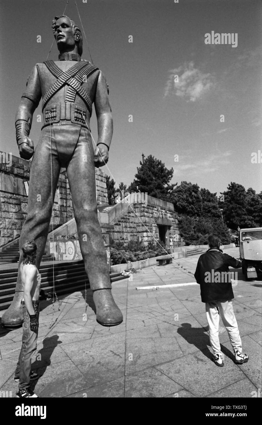 Foto de archivo *** Gran estatua de Michael Jackson para su gira la