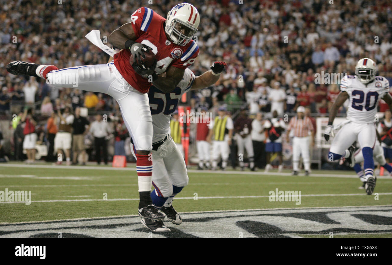 Los New England Patriots apretado final Benjamin Watson (84) tira en un touchdown ganador pase con Buffalo Bills operación Linebacker Keith Ellison (56) detrás de él en los últimos minutos del partido en el estadio Gillete en Foxboro, Massachusetts el 14 de septiembre de 2009. Los Patriotas derrotaron a los Bills 25-24. UPI/Matthew Healey Foto de stock