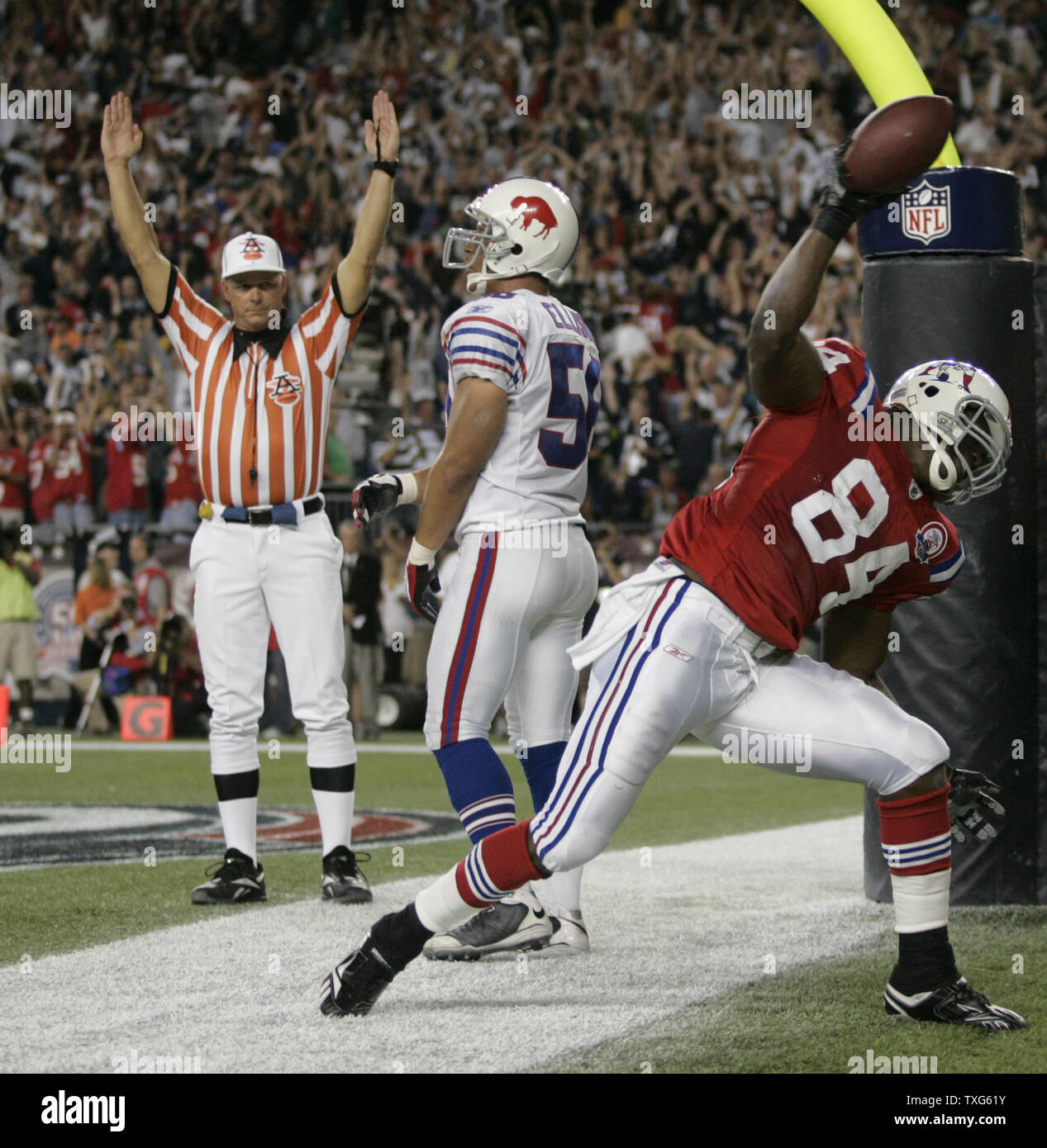 Los New England Patriots apretado final Benjamin Watson (84) picos la bola después de marcar el touchdown ganador con Buffalo Bills operación Linebacker Keith Ellison (56) detrás de él en los últimos minutos del partido en el estadio Gillete en Foxboro, Massachusetts el 14 de septiembre de 2009. Los Patriotas derrotaron a los Bills 25-24. UPI/Matthew Healey Foto de stock