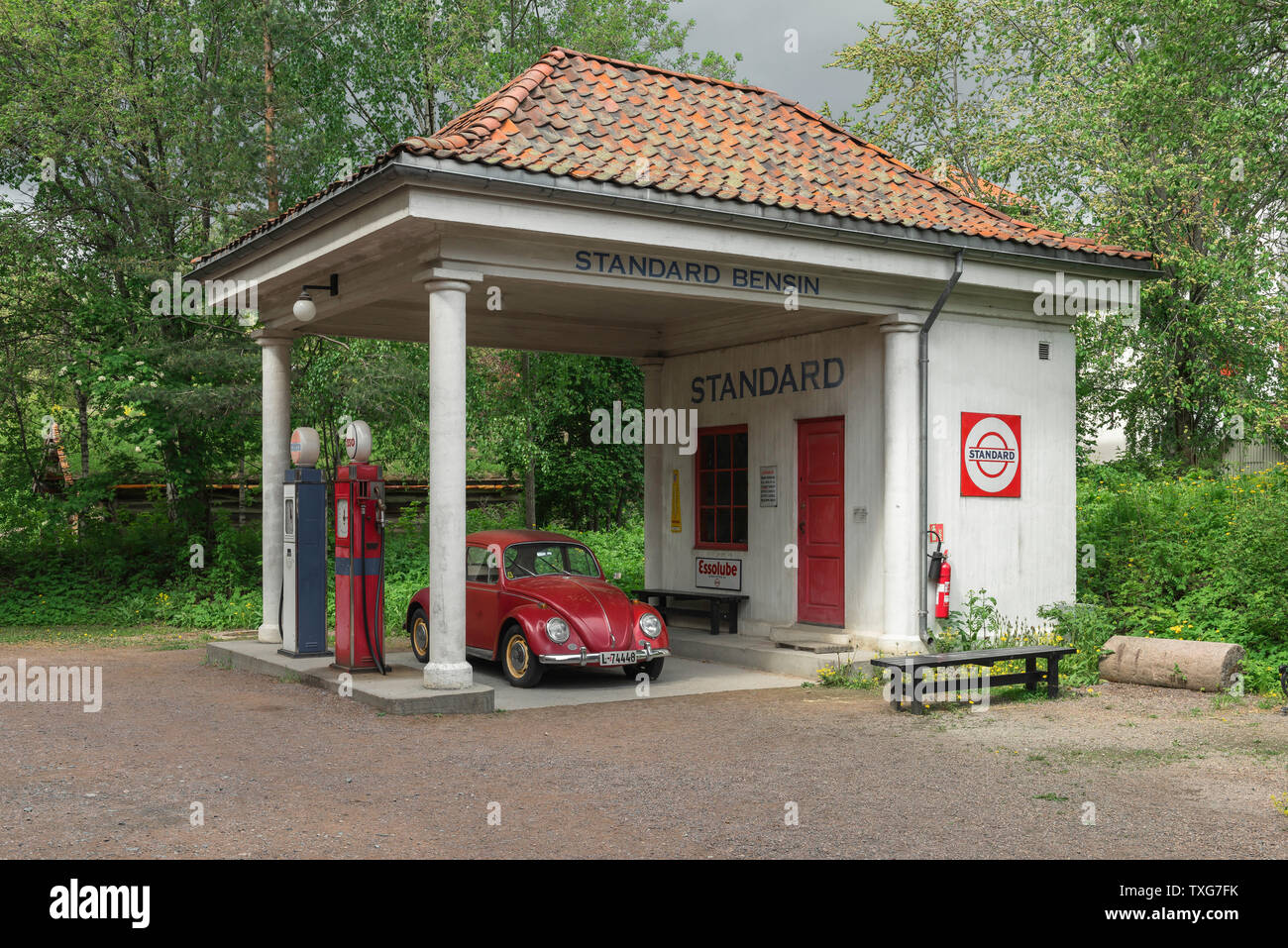 Oslo Museo Folclórico, vista de mediados del siglo XX, una estación de gasolina y vintage VW beetle situado en el Norsk Folkemuseum Bygdøy en el área de Oslo, Noruega. Foto de stock