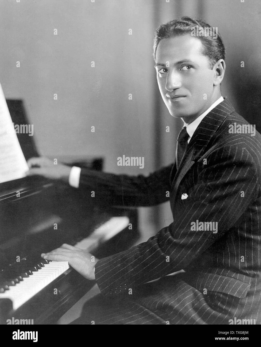 George Gershwin, compositor y pianista estadounidense. Las composiciones de Gershwin abarca ambos géneros clásicos y populares. Él escribió la mayoría de sus vocales y de obras teatrales, incluyendo más de una docena de espectáculos de Broadway Foto de stock