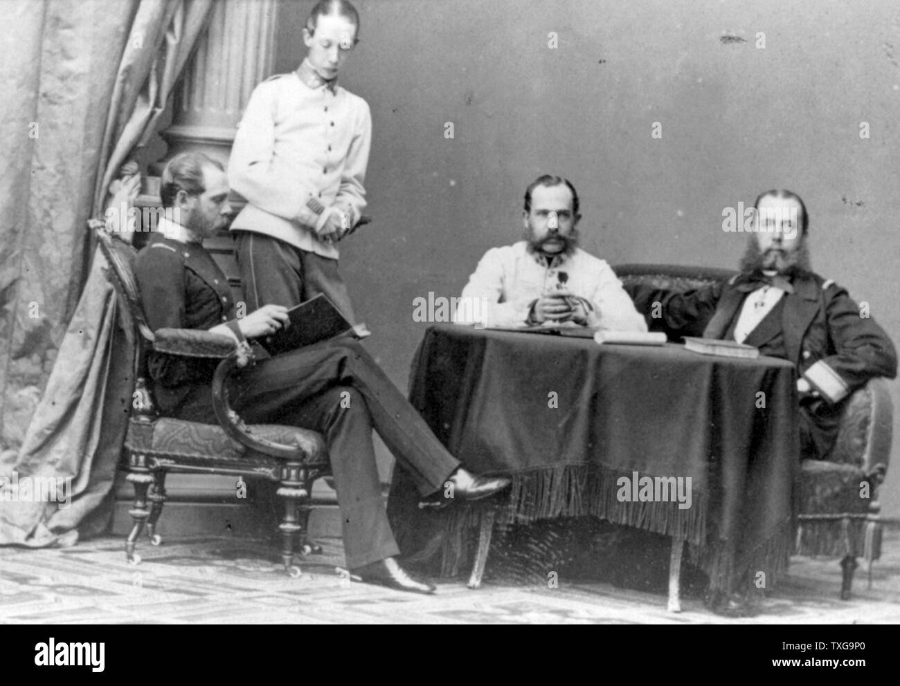El archiduque Ferdinand Maximilian, sentado en el extremo derecho, y otros tres hombres, en Viena. Maximiliano I, emperador de México, el Segundo Imperio Mexicano. Ejecutado en 1867 después de la captura por parte de los republicanos. Foto de stock