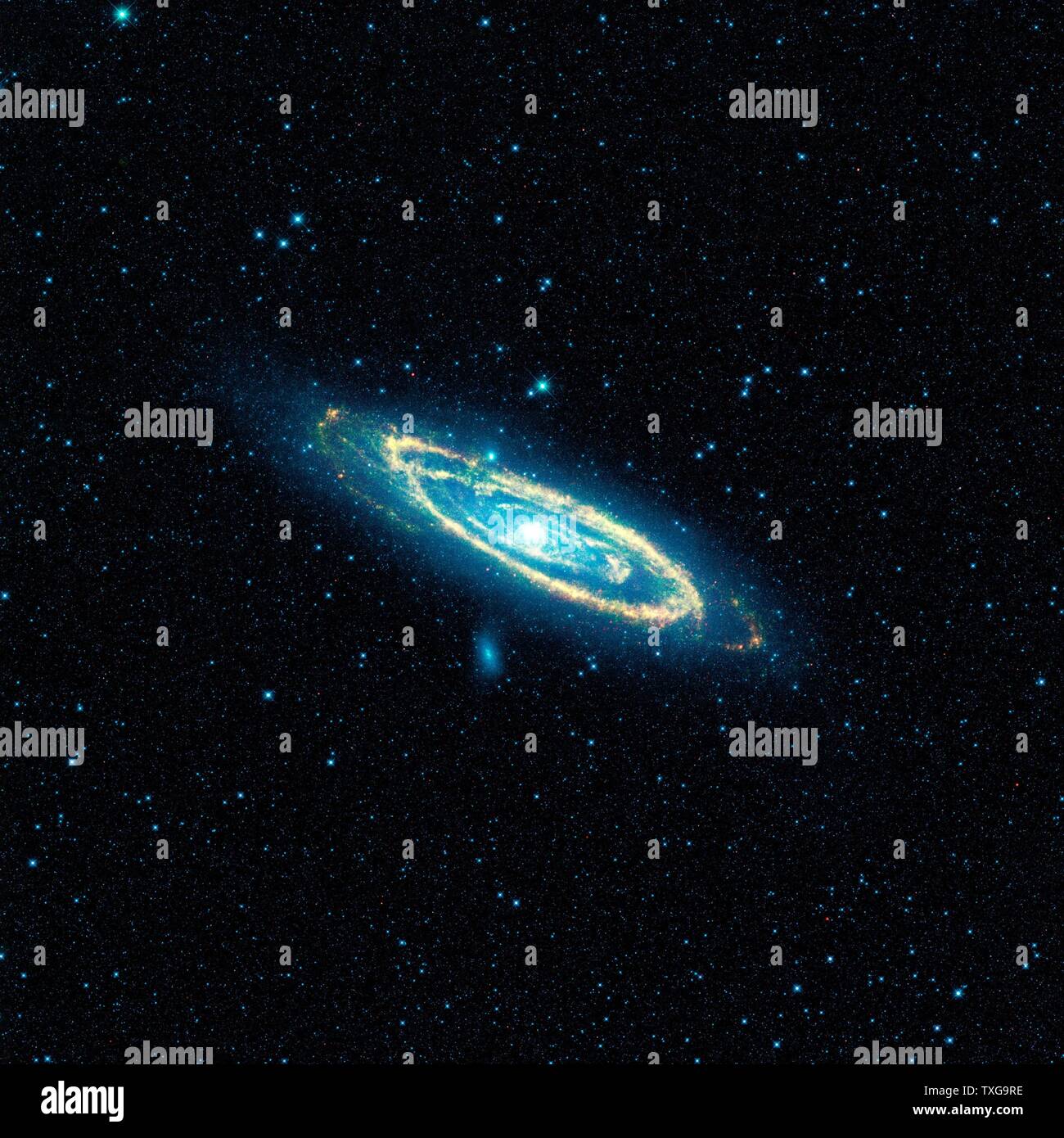 Imagen de la galaxia de Andrómeda, M31, capturado por un amplio campo de estudio de infrarrojos Explorer (WISE), el mosaico cubre un área equivalente a más de 100 lunas llenas. NASA crédito Foto de stock