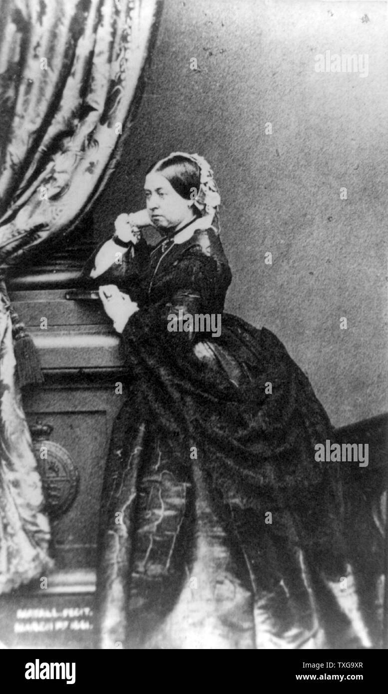 Victoria, Reina del Reino Unido de 1837 a 1901 la longitud completa retrato de Victoria hacia la izquierda, unos 1862 Foto de stock