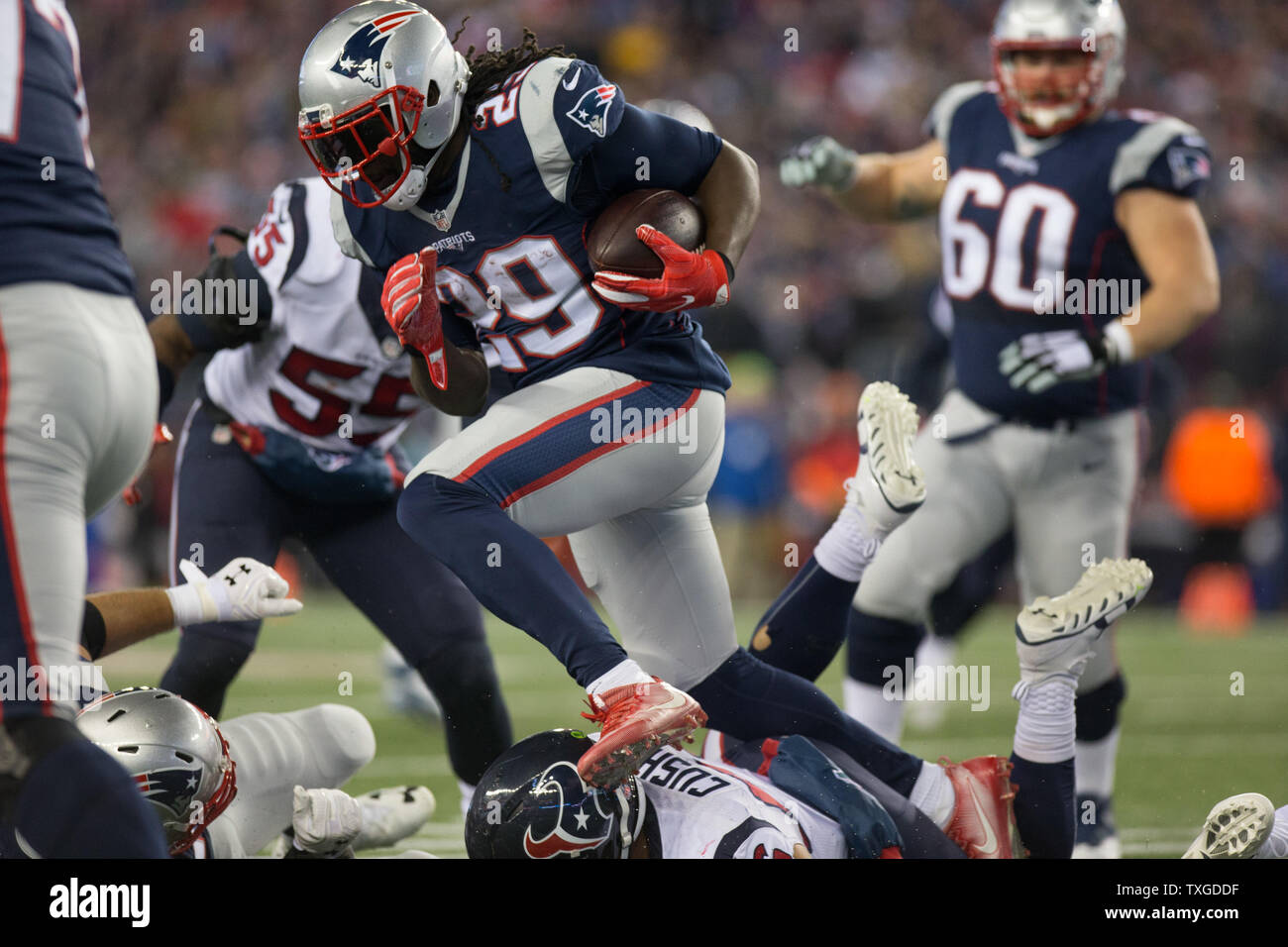 Los New England Patriots volver corriendo LeGarrette Blount (29) salta Houston Texans operación Linebacker Brian Cushing (56) sobre un saldo en el cuarto trimestre del AFC juego divisional en Gillette Stadium de Foxborough, Massachusetts el 14 de enero de 2017. Los Patriotas derrotaron 34-16 a los tejanos. Foto por Matthew Healey/ UPI Foto de stock