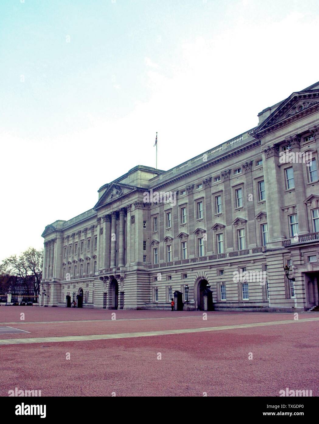 El exterior del Palacio de Buckingham, residencia y lugar de trabajo principal de la monarquía del Reino Unido. Fecha de 2014 Foto de stock
