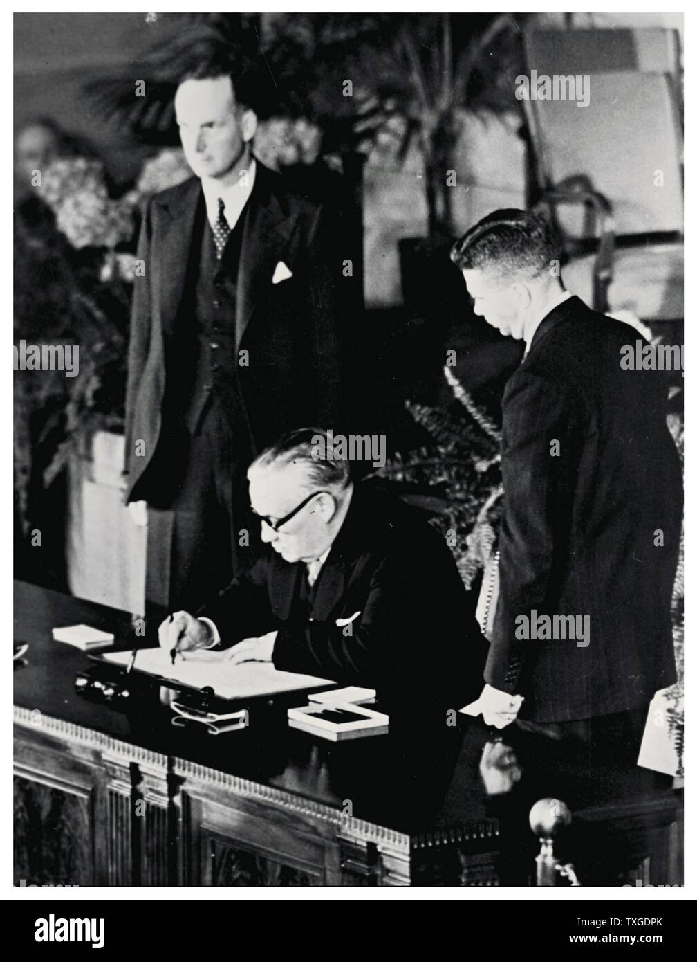 Fotografía de la firma del Tratado del Atlántico Norte. El Tratado del Atlántico Norte, firmado en Washington, D.C., el 4 de abril de 1949, es el tratado constitutivo de la Organización del Tratado del Atlántico Norte (OTAN). Foto de stock