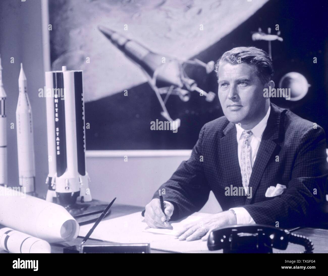 Werner von Braun (1912 - 1977), Alemán (más tarde ingeniero aeroespacial estadounidense), acreditado con la invención del V-2 y el cohete Saturno V, para la Alemania Nazi y los Estados Unidos, respectivamente, figura destacada en el desarrollo de la tecnología de cohetes en la segunda guerra mundial, Alemania y los Estados Unidos. considerada por la NASA para ser el "Padre de la ciencia de los cohetes". Foto de stock
