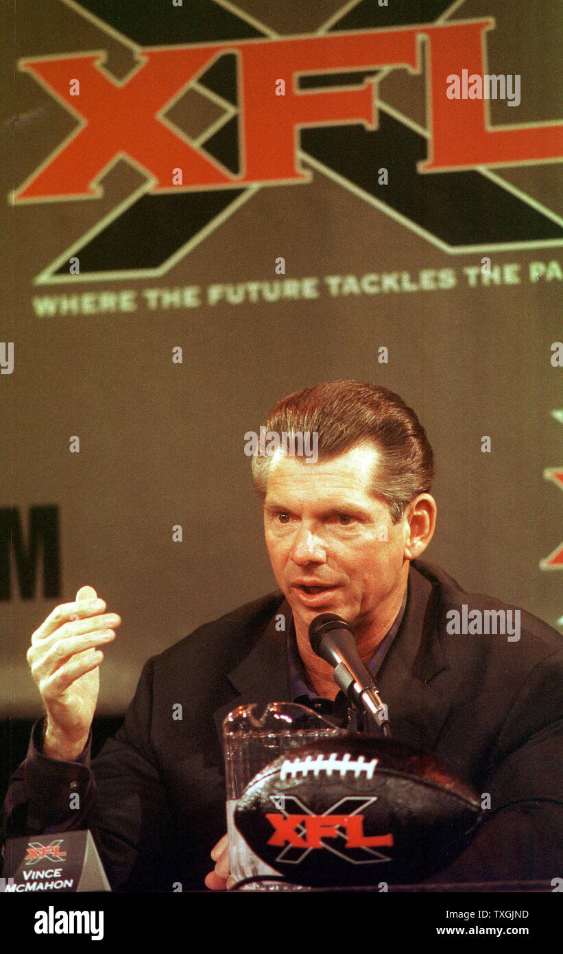 NYP2000020302 - 03 de febrero de 2000 - Nueva York, Nueva York, EE.UU.: Vince McMahon, Presidente de la World Wrestling Federation anuncia, el 3 de febrero, la formación de la XFL, una nueva liga de fútbol programada para comenzar en febrero de 2001. rg/EP/Ezio Petersen UPI Foto de stock