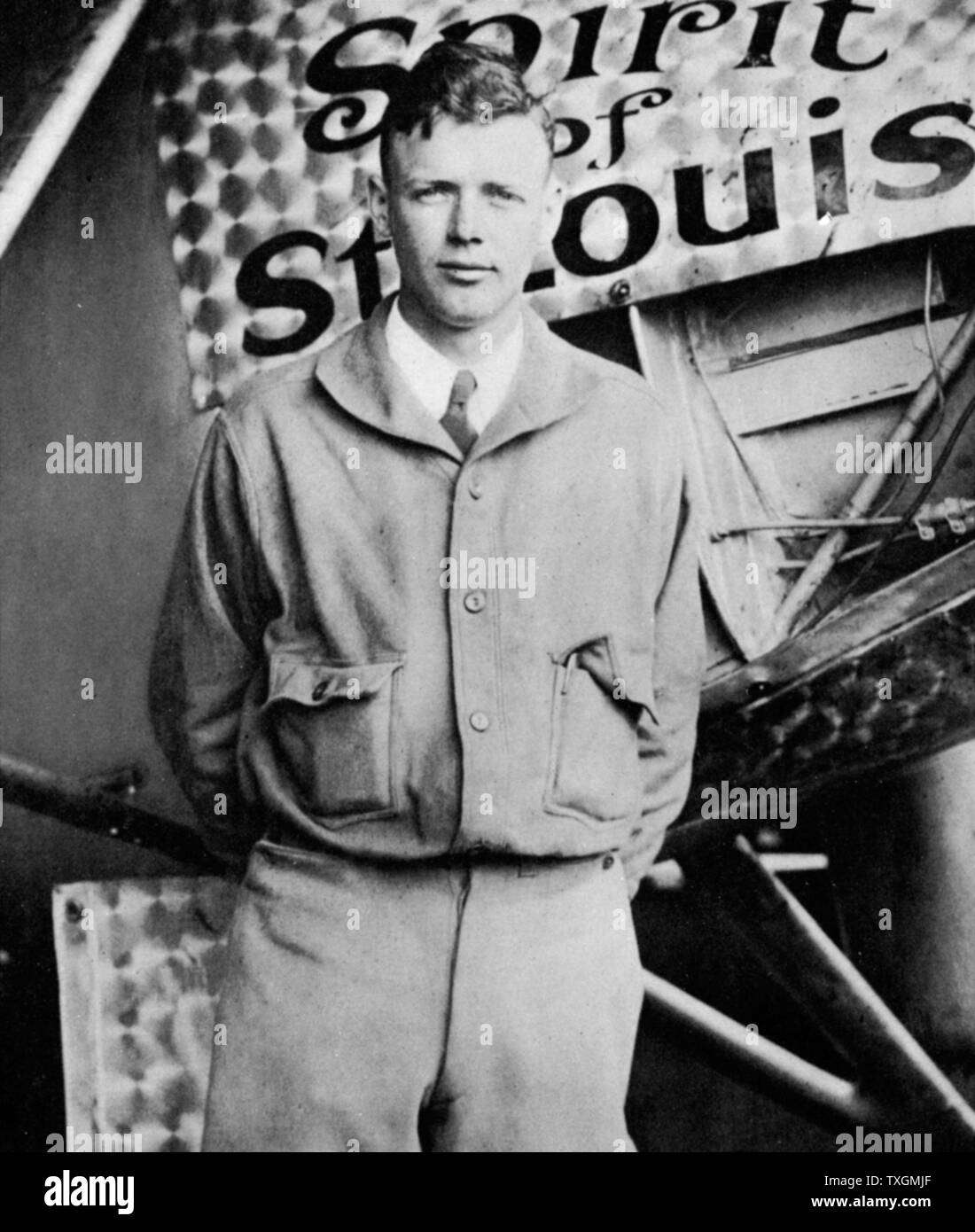 Charles Lindbergh (1902-1974) en su kit de vuelo de pie junto al "espíritu de San Luis", el avión en el que él hizo el primer non-stop travesía aérea del Atlántico: 20-21 de mayo de 1927. Aterrizó en el Aeródromo de Le Bourget, en París, después de un vuelo de 33,5 horas. Foto de stock