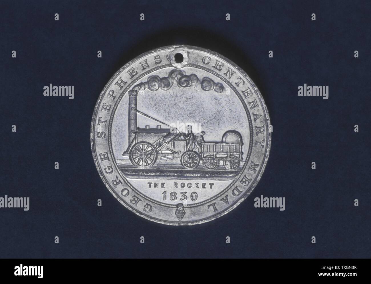 George Stephenson (1781-1848), ingeniero de Ferrocarril Inglés. Su locomotora Rocket desde el reverso de la medalla golpeó a conmemorar el centenario de nacimiento del Stephenson Foto de stock