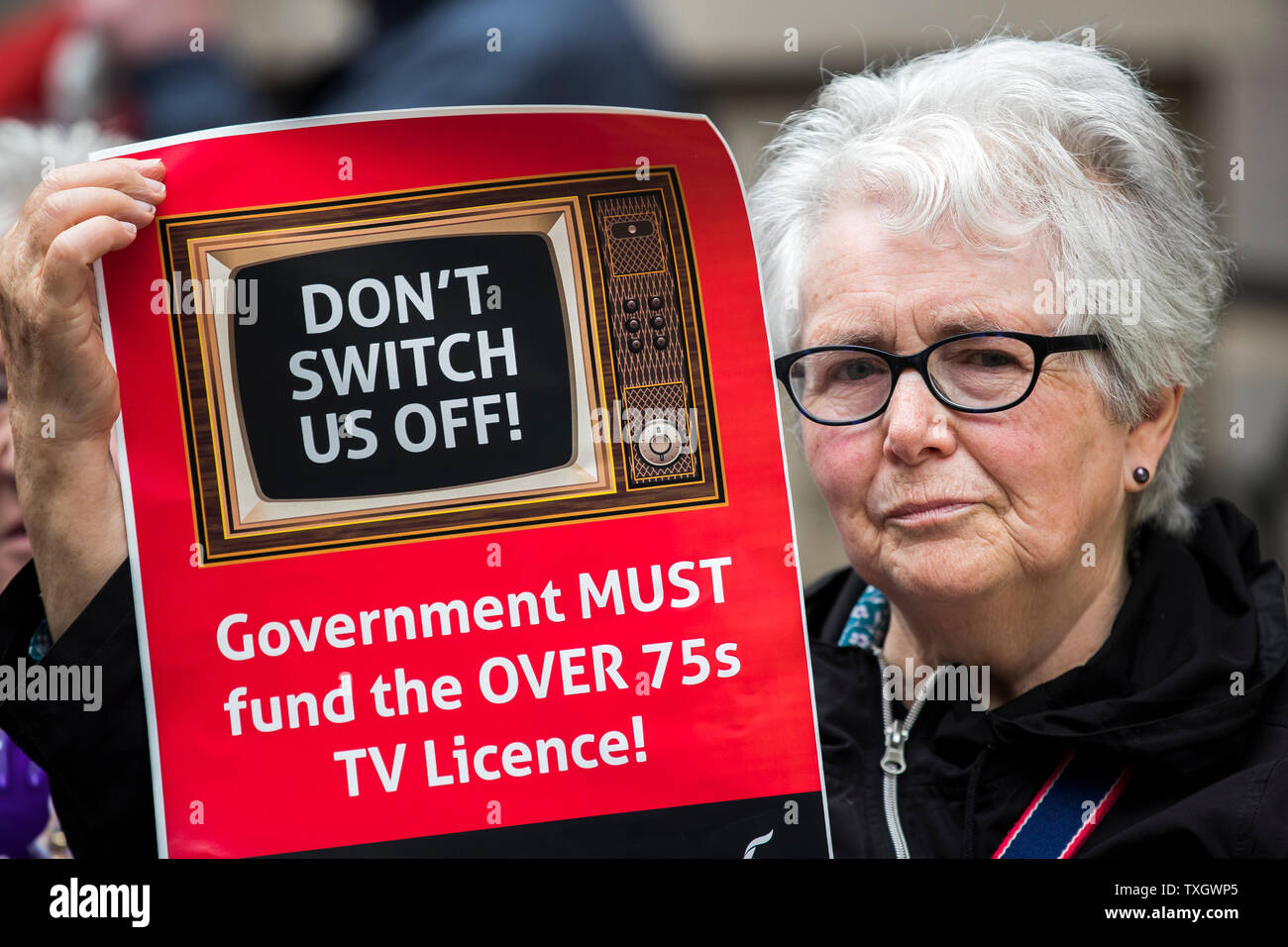 Peggy Hughes protesta fuera de Broadcasting House en Belfast a través de la BBC anunció que se hará mediante pruebas de la licencia de TV desde 2020. Foto de stock