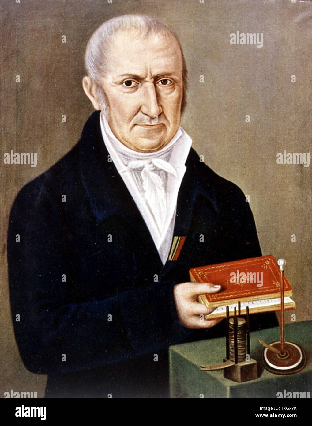 Alessandro Volta, físico italiano. En la tabla son dos de sus invenciones,  la pila voltaica (batería húmeda) a la izquierda, y un aparato de  electrophorus, demostrando la carga electrostática por inducción. Su