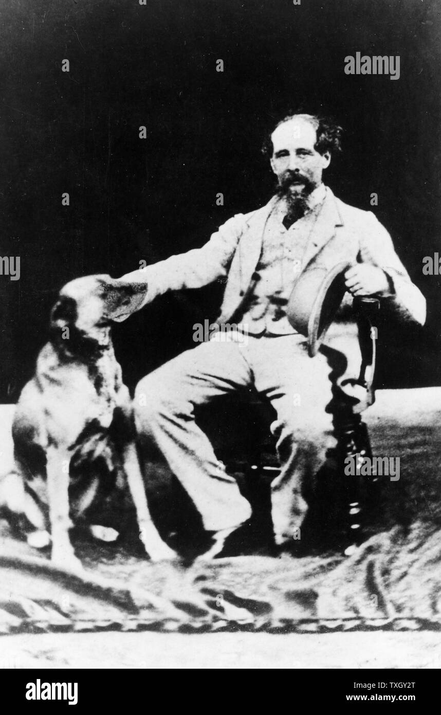 Charles Dickens (1812-70), autor inglés. Fotografía de Dickens con el perro sentado al lado. Tomada hacia el final de su vida Foto de stock