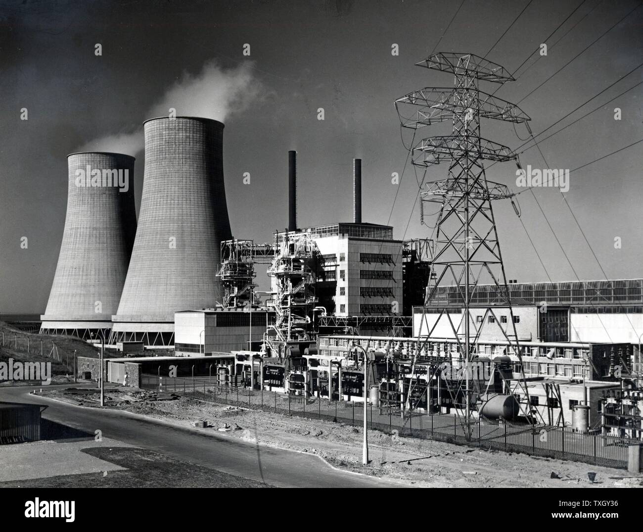 Calder Hall, Cumberland, Inglaterra, la primera Potencia nuclear de escala completa estación inaugurada el 17 de octubre de 1976. A la izquierda se encuentran las torres de refrigeración y a la derecha de pylon llevando la distribución de las líneas de transmisión de electricidad en el Sistema Interconectado Nacional. Fotografía de la Autoridad de Energía Atómica del Reino Unido Foto de stock