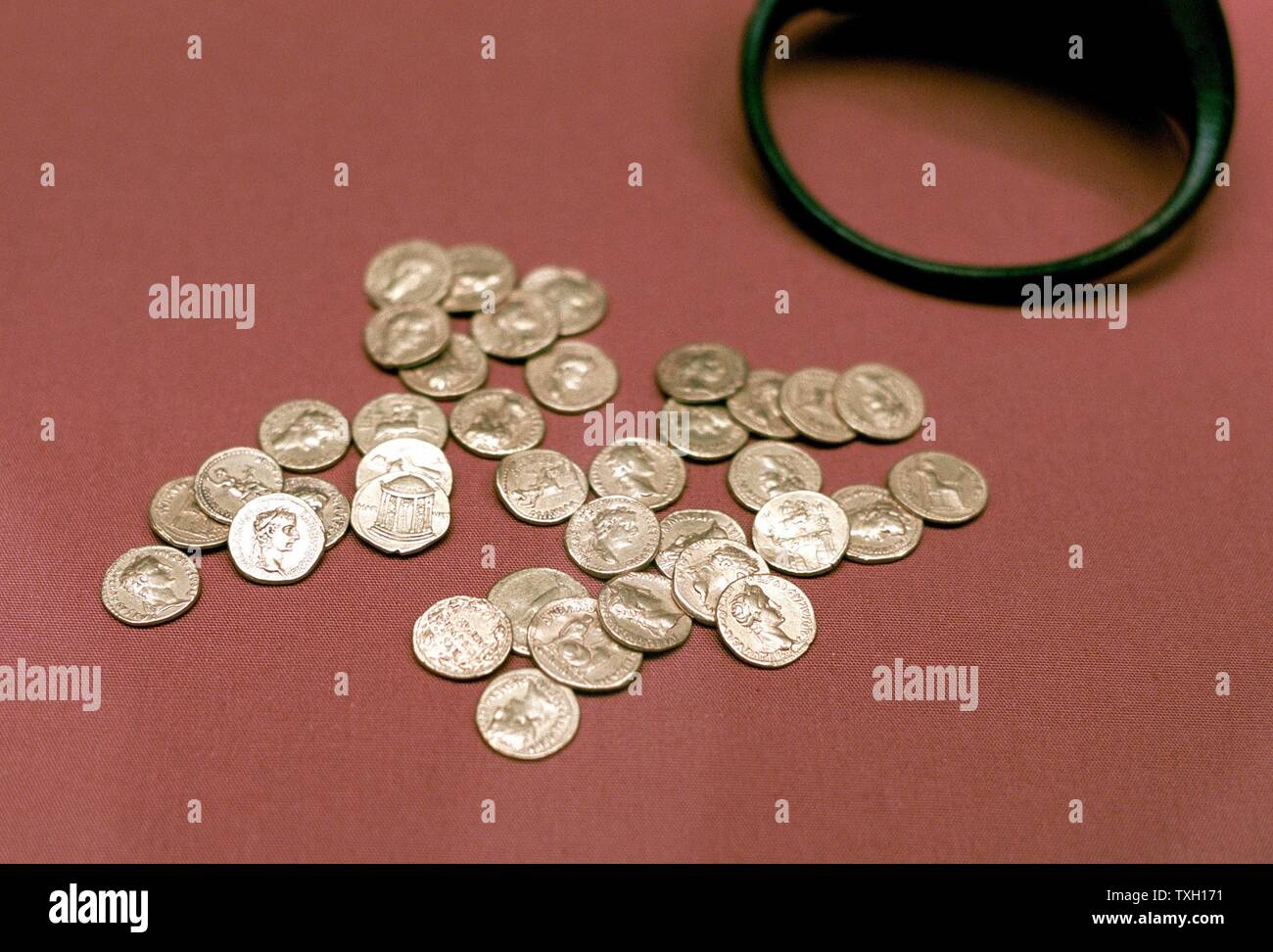 Montón de monedas de oro romanas encontradas en Inglaterra Foto de stock