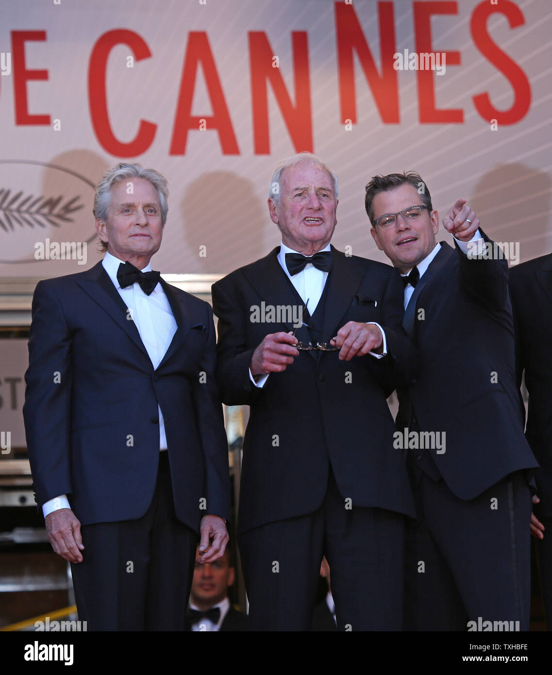 Michael Douglas (L), Jerry Weintraub (C) y Matt Damon llegan sobre los  pasos del "Palais des Festivals" antes de la proyección de la película " Detrás del candelabro" durante la 66ª anual del