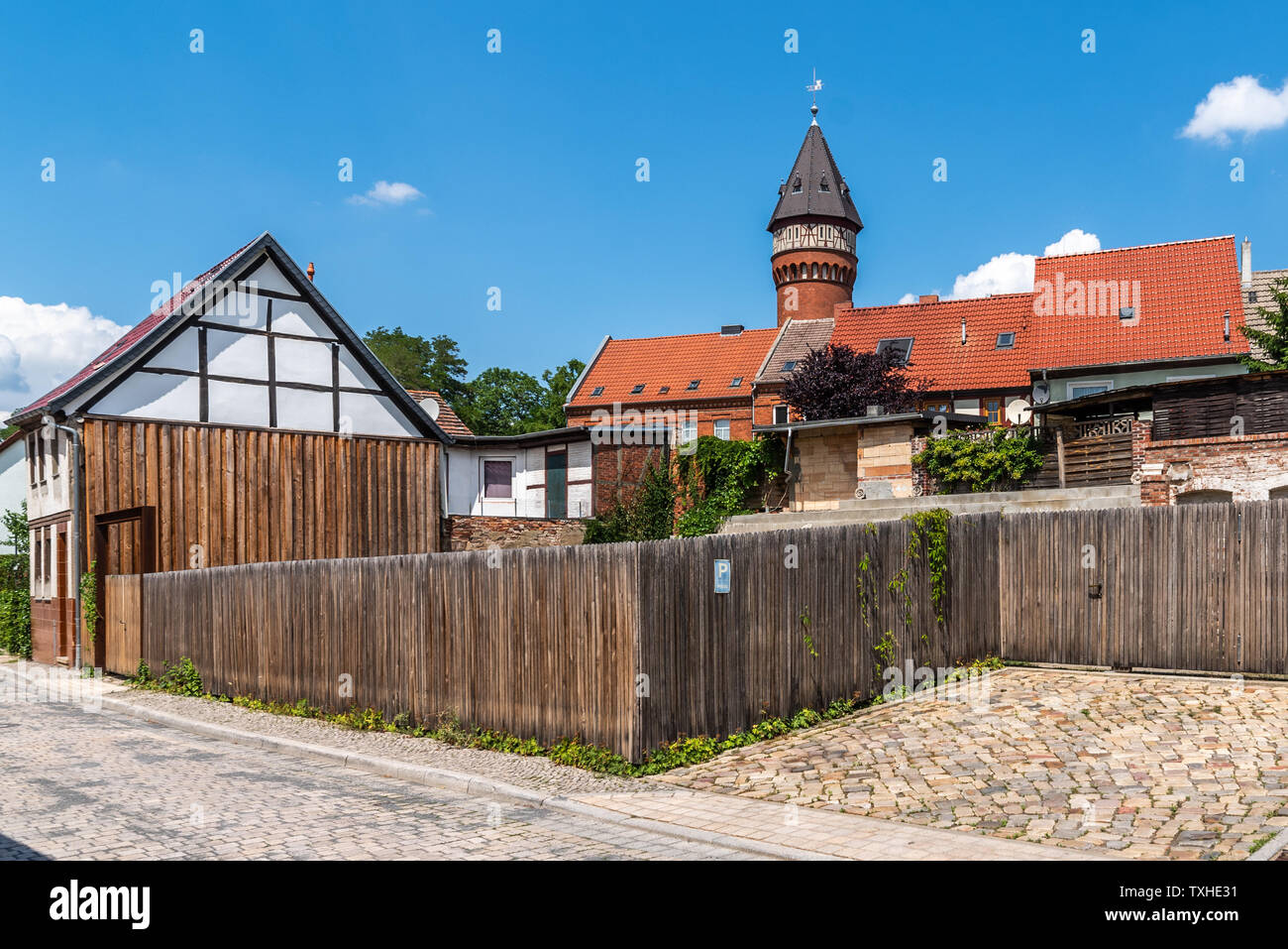 Wasserturm, Burg bei Magdeburgo, Sajonia-Anhalt, Im Sommer Foto de stock