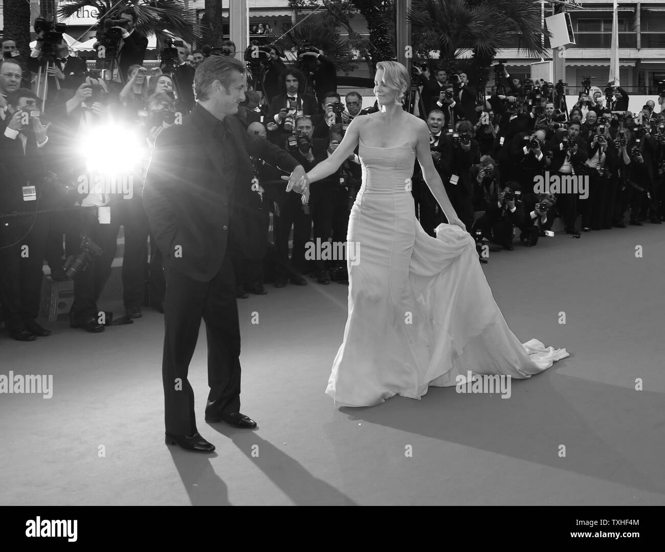 Sean Penn y Charlize Theron llega a la alfombra roja antes de la proyección de la película 'Mad Max: Fury Road' durante la 68ª conferencia anual de Cannes Festival Internacional de Cine de Cannes, Francia, el 14 de mayo de 2015. Foto por David Silpa/UPI Foto de stock