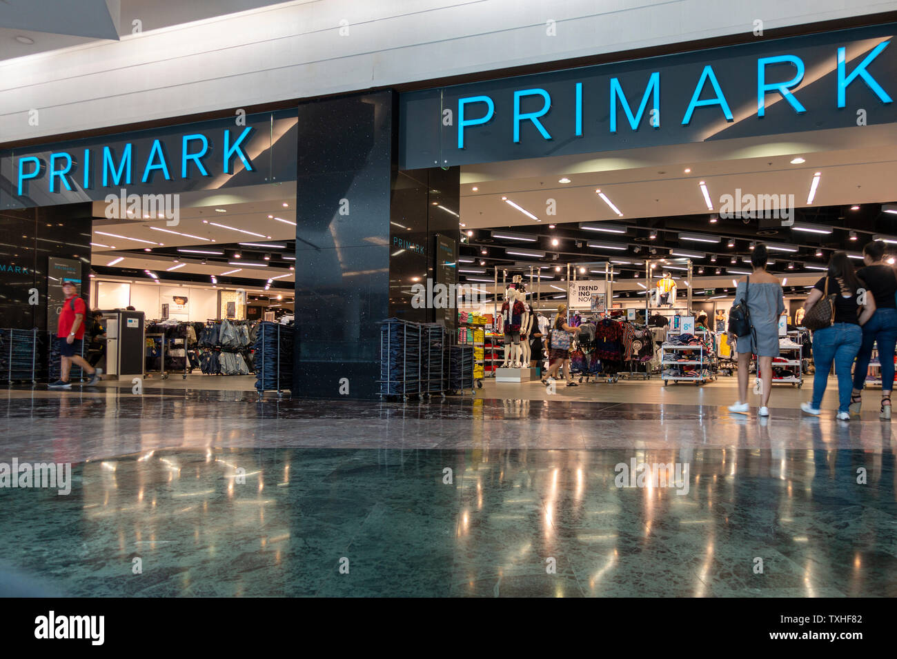 Primark gran via store fotografías e imágenes de alta resolución - Alamy