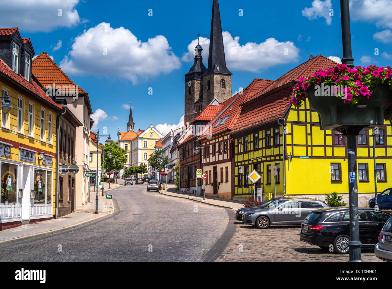 Breite Straße Richtung Historisches Rathaus und Kirche Unser Lieben Frauen, Burg bei Magdeburgo, Sajonia-Anhalt, Im Sommer Foto de stock