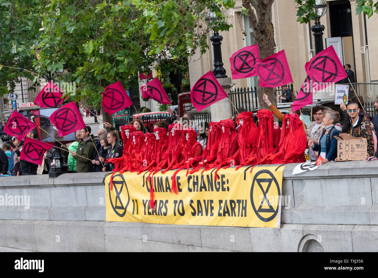 Joven en uniforme escolar se detiene el tráfico en Catford, Londres para extinción rebelión Foto de stock