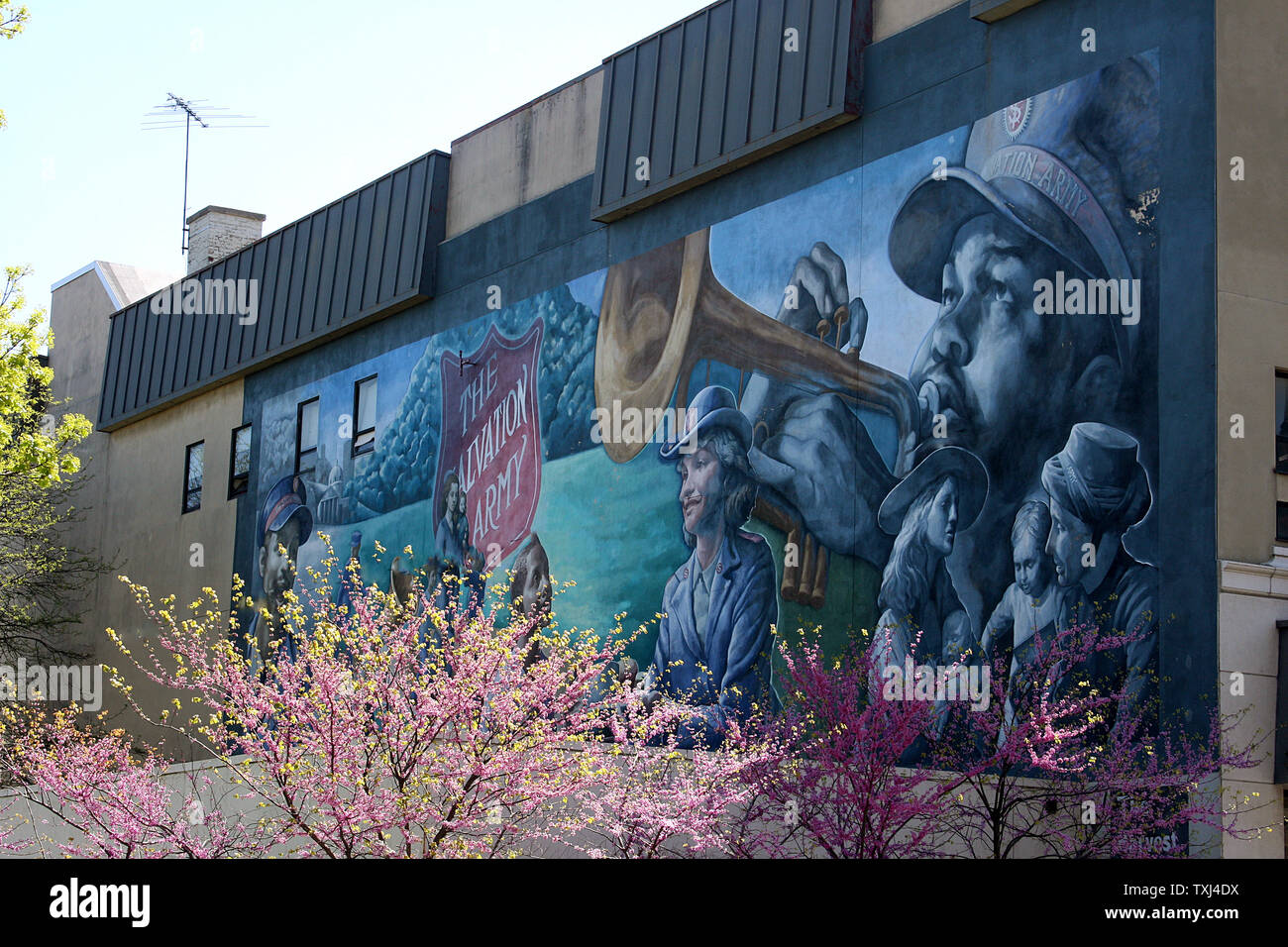 Gran mural en la fachada de una familia Homeless Shelter corrió por el Ejército de Salvación en Filadelfia, Pensilvania, EE.UU. Foto de stock