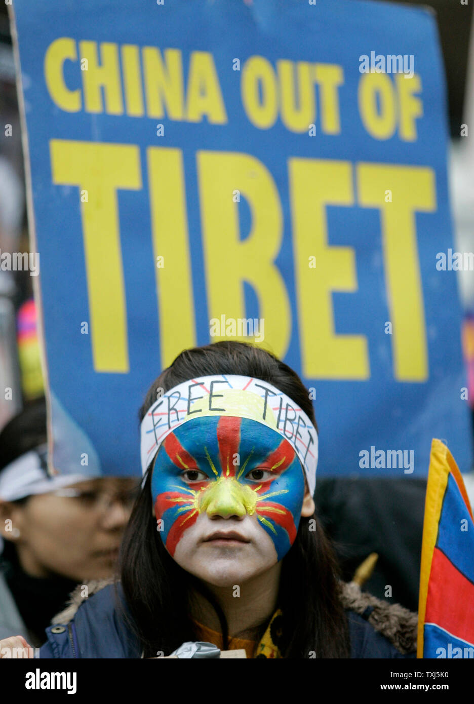 Chemi Dolkar stands en protesta por la participación de China en el Tíbet durante una marcha en Chicago el 18 de marzo de 2008. Representantes del gobierno tibetano en el exilio, basado en las estribaciones del Himalaya indio, informe que cerca de 100 personas han sido asesinadas en la semana pasada en enfrentamientos entre los tibetanos y las fuerzas de seguridad chinas. (UPI foto/Brian Kersey) Foto de stock