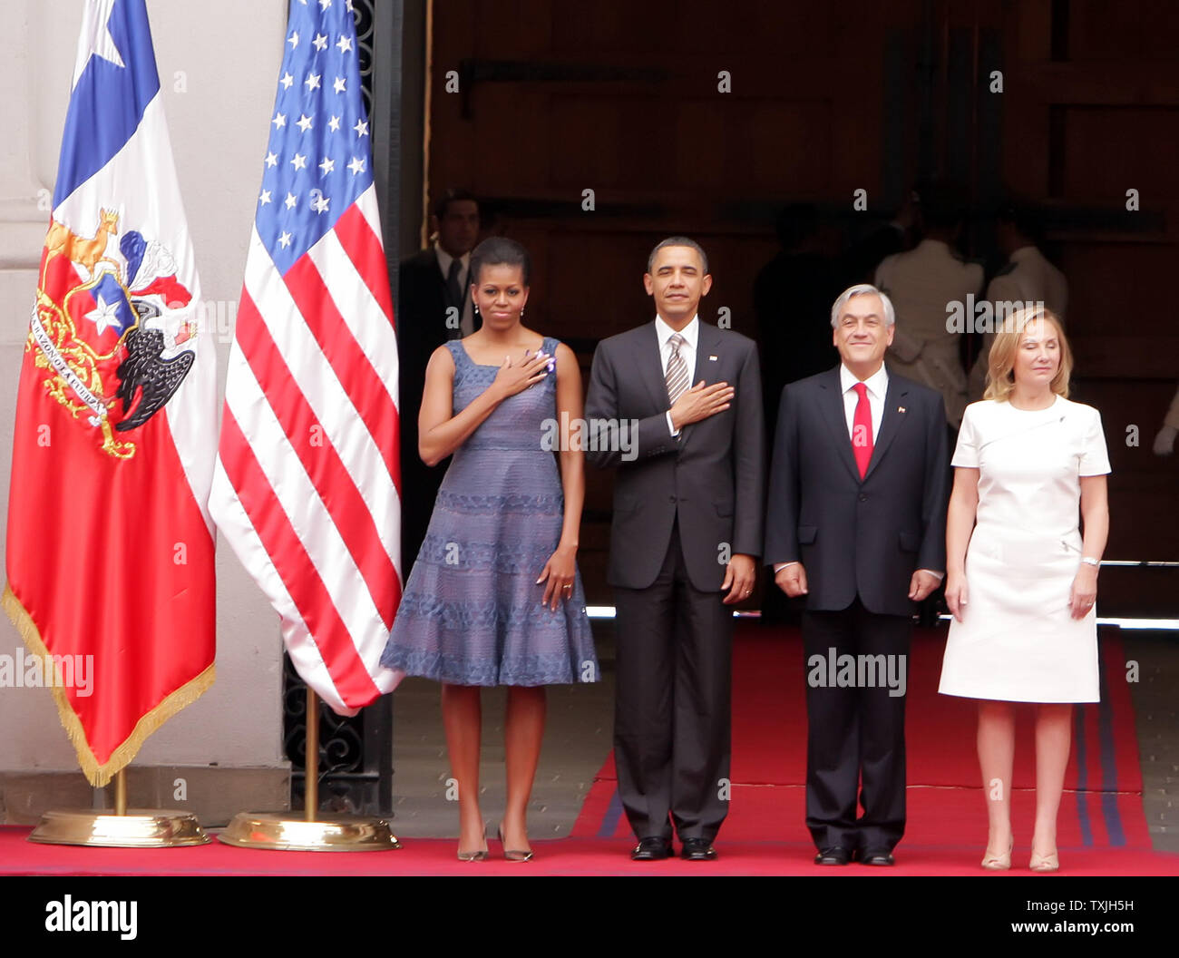 ¿Cuánto mide Sebastián Piñera? - Altura El-presidente-estadounidense-barack-obama-2nd-l-y-la-primera-dama-michelle-obama-son-recibidos-por-el-presidente-de-chile-sebastian-pinera-y-su-esposa-cecilia-morel-durante-la-ceremonia-de-bienvenida-en-el-palacio-de-la-moneda-en-santiago-de-chile-el-21-de-marzo-de-2011-upi-jonathan-mancilla-g-txjh5h