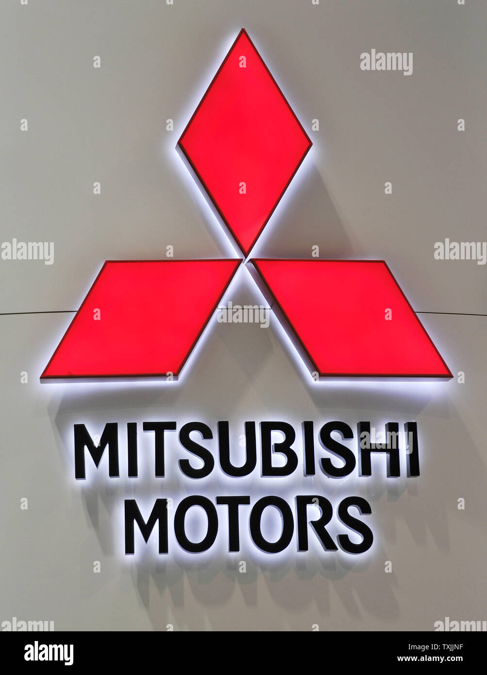 Mitsubishi motors logo fotografías e imágenes de alta resolución - Alamy