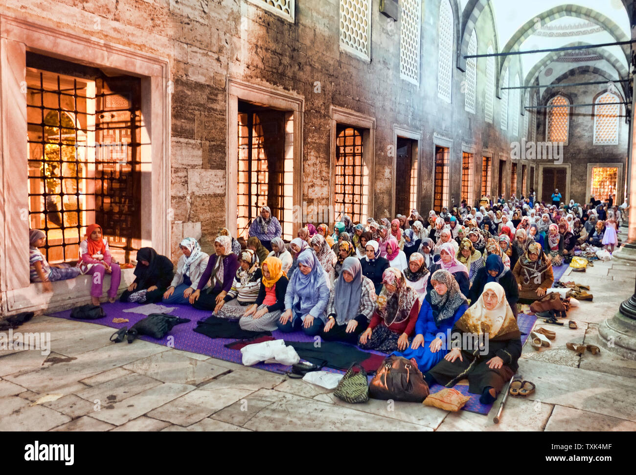 Las mujeres islámicas rezando en la Mezquita Azul para el comienzo del Ramadán Estambul Turquia Foto de stock