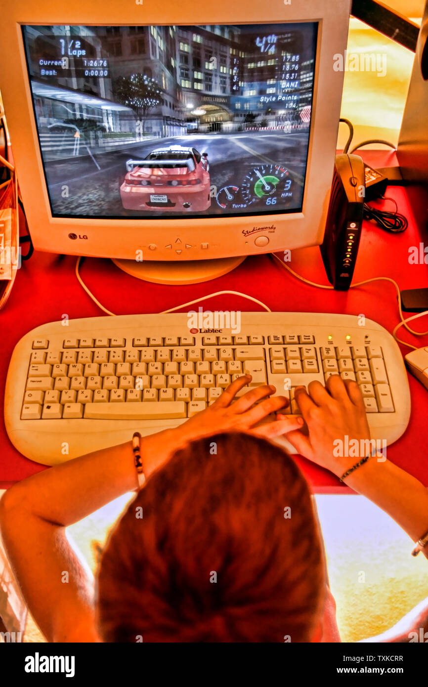 Niño jugando juegos de video Foto de stock