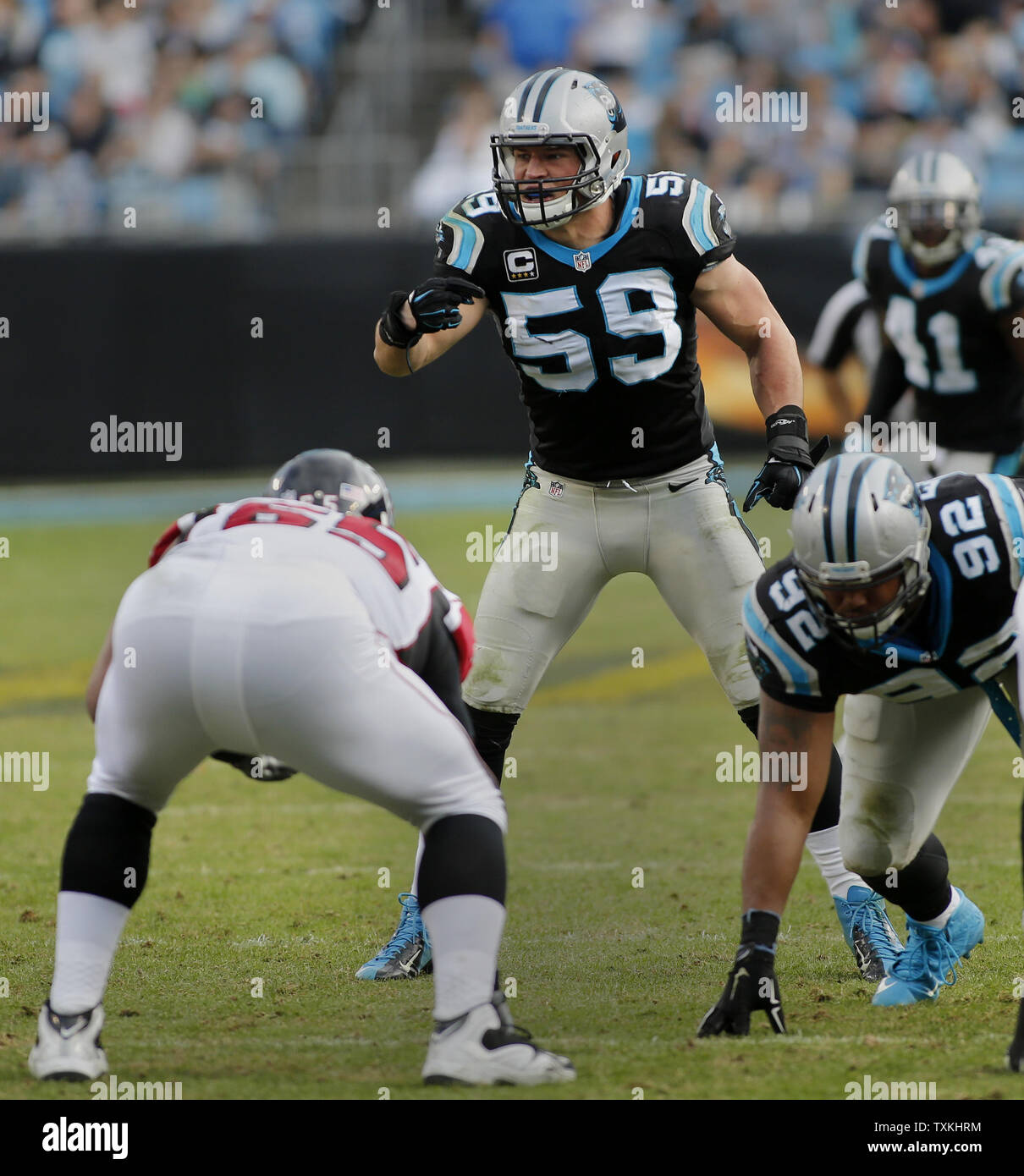 La operación Linebacker Luke Kuechly Carolina Panthers (59) antes de que el  juego de fútbol americano de la NFL entre los New Orleans Saints y las  Panteras de Carolina el domingo 24