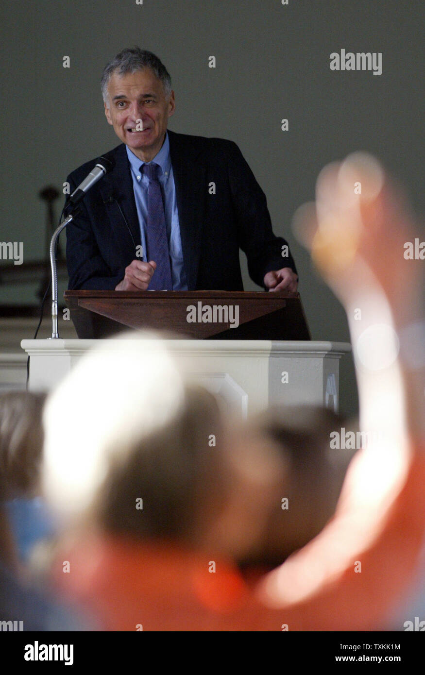 El candidato presidencial independiente y defensor del consumidor Ralph Nader a estudiantes en Queens University of Charlotte en Charlotte, N.C. El jueves, 25 de marzo de 2004. (UPI foto/Nell Redmond) Foto de stock