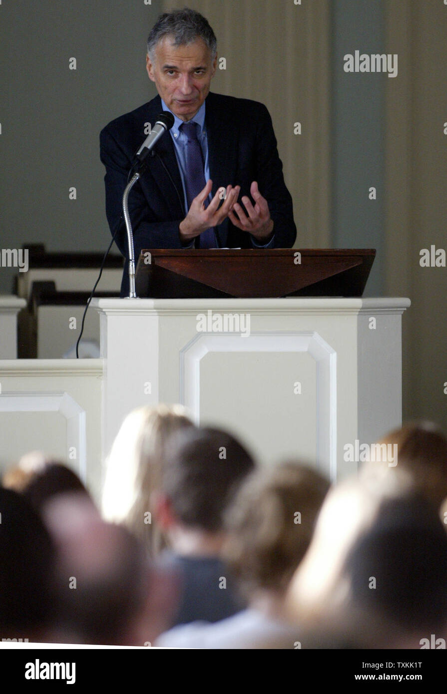 El candidato presidencial independiente y defensor del consumidor Ralph Nader a estudiantes en Queens University of Charlotte en Charlotte, N.C. El jueves, 25 de marzo de 2004. (UPI foto/Nell Redmond) Foto de stock