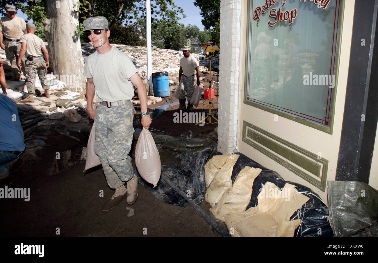 Protector nacional del batallón de transporte 1138th traer sacos de arena hasta un dique temporal en Clarksville, Missouri, 20 de junio de 2008. (UPI Photo/Mark Cowan) Foto de stock