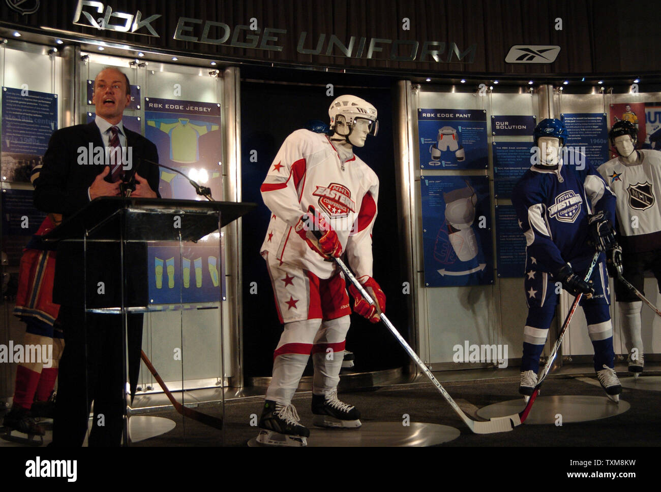 historia caliente músico Matt O'Toole, Chief Executive Officer, Reebok-CCm Hockey NHL demuestra el  nuevo sistema uniforme durante una conferencia de prensa el 22 de enero de  2006, en Dallas, TX. Los nuevos uniformes, diseñados por