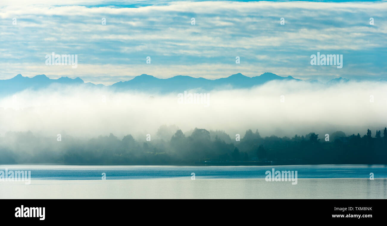 Niebla matutina en Puerto Varas a orillas del Lago Llanquihue, X Región de Los Lagos, Chile Foto de stock