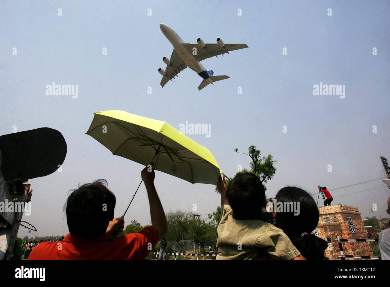La gente se reúne para ver el Airbus A380 que volaba cerca de Aeropuerto en  Nueva Delhi el 6 de mayo de 2007. Los enormes aviones volaron en Delhi hoy  para llevar