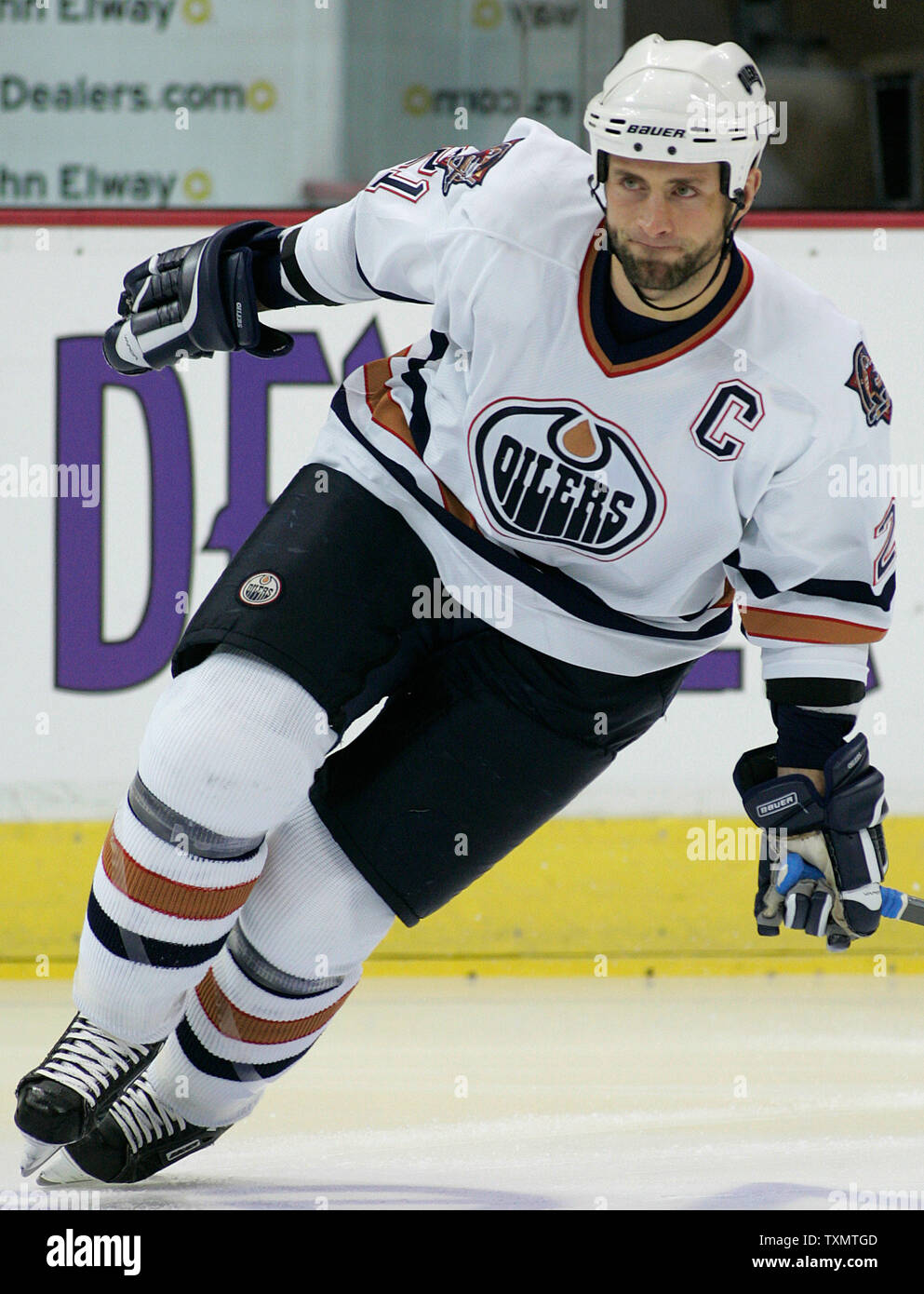Edmonton Oilers capitán Jason Smith patines en pregame warmups en el Pepsi  Center en Denver el 14 de noviembre de 2005. (UPI foto/Gary C. Caskey  Fotografía de stock - Alamy