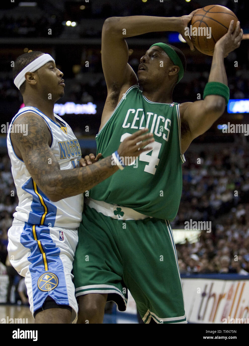 Boston Celtics adelante Paul Pierce (R) se mueve contra el avance de los Denver Nuggets Carmelo Anthony durante el primer trimestre en el Pepsi Center en Denver el 23 de febrero de 2009. (UPI foto/Gary C. Caskey) Foto de stock