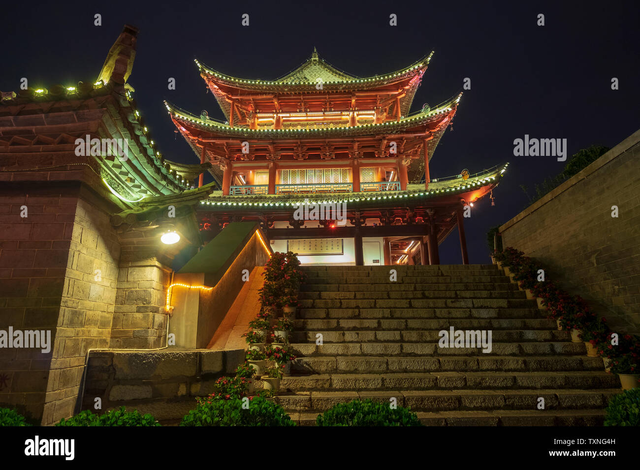 La puerta de la ciudad vieja, la escalinata y el templo de noche, Jianshu County, provincia de Hunan, China Foto de stock